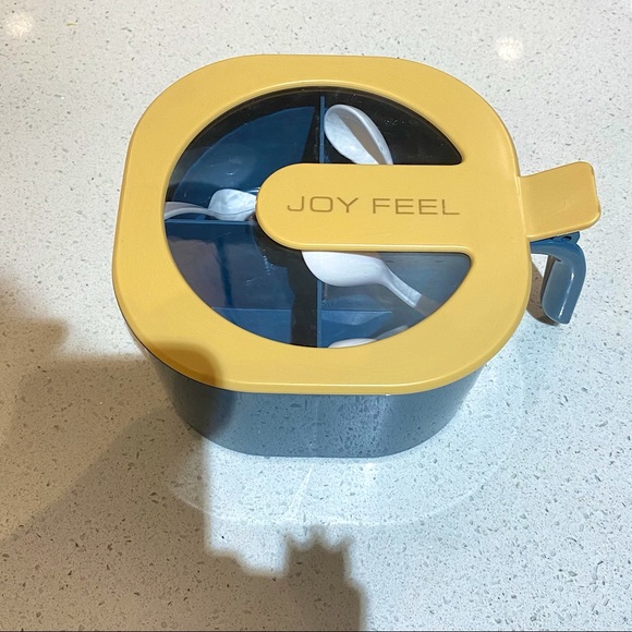 Joy Feel Other - NWOT CONTAINER FOR FOOD SPICES WITH 4 SPOONS